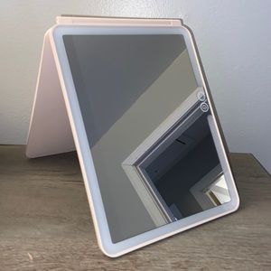 Vanity Planet Pose LED travel mirror